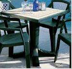 Пластмасови маси за поставяне в заведението и градината