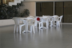 Пластмасови бели столове за лятно заведение